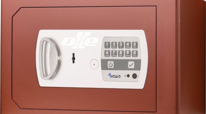 Caja fuerte digital marrón y blanca con teclado, tirador y cerradura de seguridad.