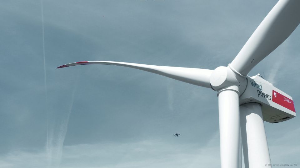 Drohne der On-Site-Service GmbH bei Windkraftanlage