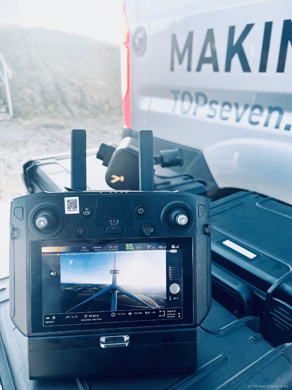 Mitarbeiter der On-Site-Service GmbH mit Fernbedienung für Drohne