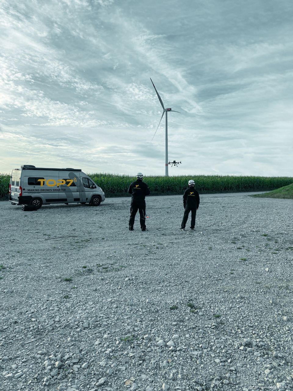 Mitarbeiter der On-Site-Service GmbH auf Windkraftgelände