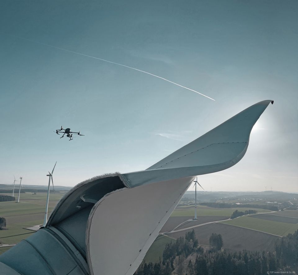 Drohne der On-Site-Service GmbH bei Einsatz an Windkraftanlage