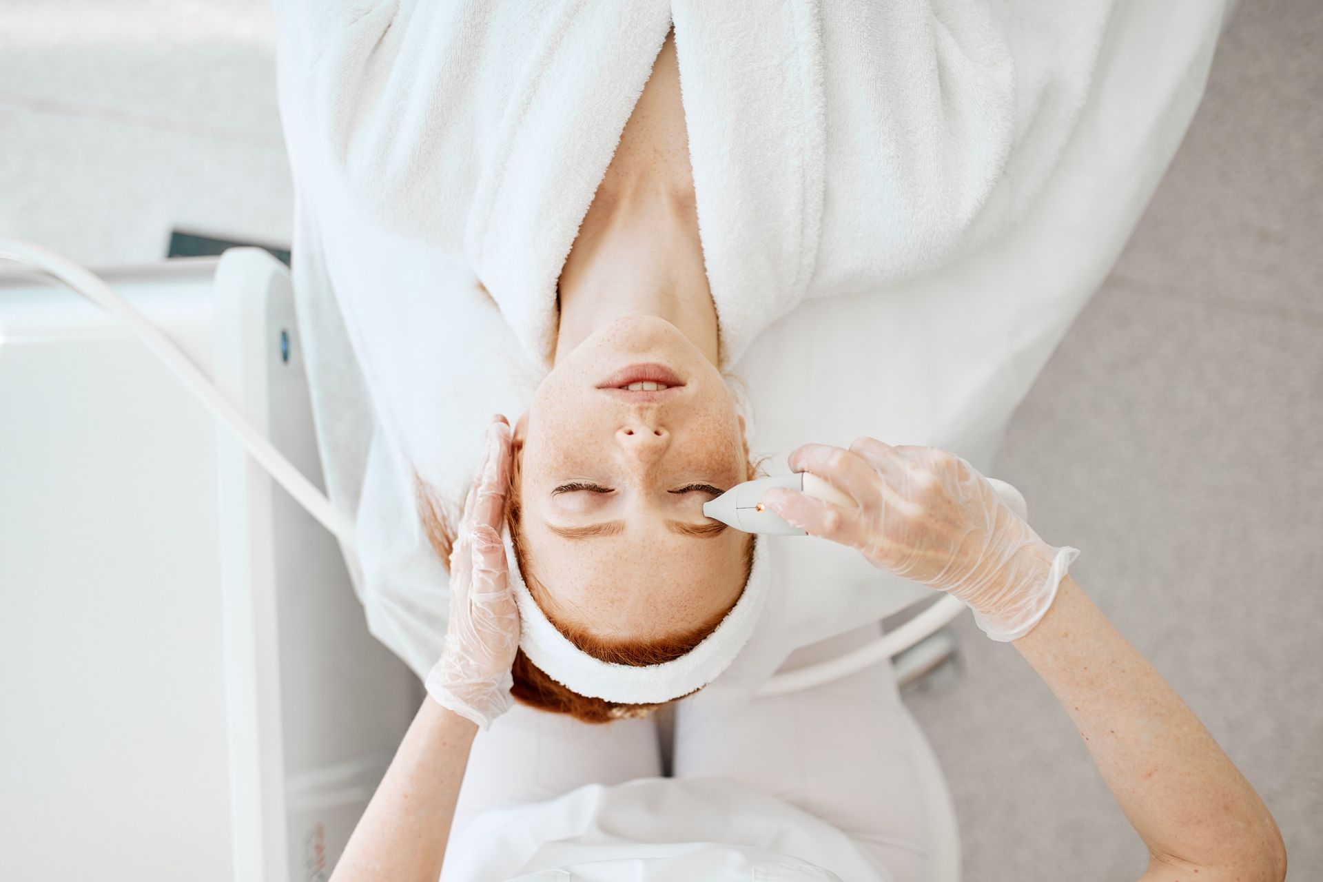 Una mujer está recibiendo un tratamiento facial en un salón de belleza.
