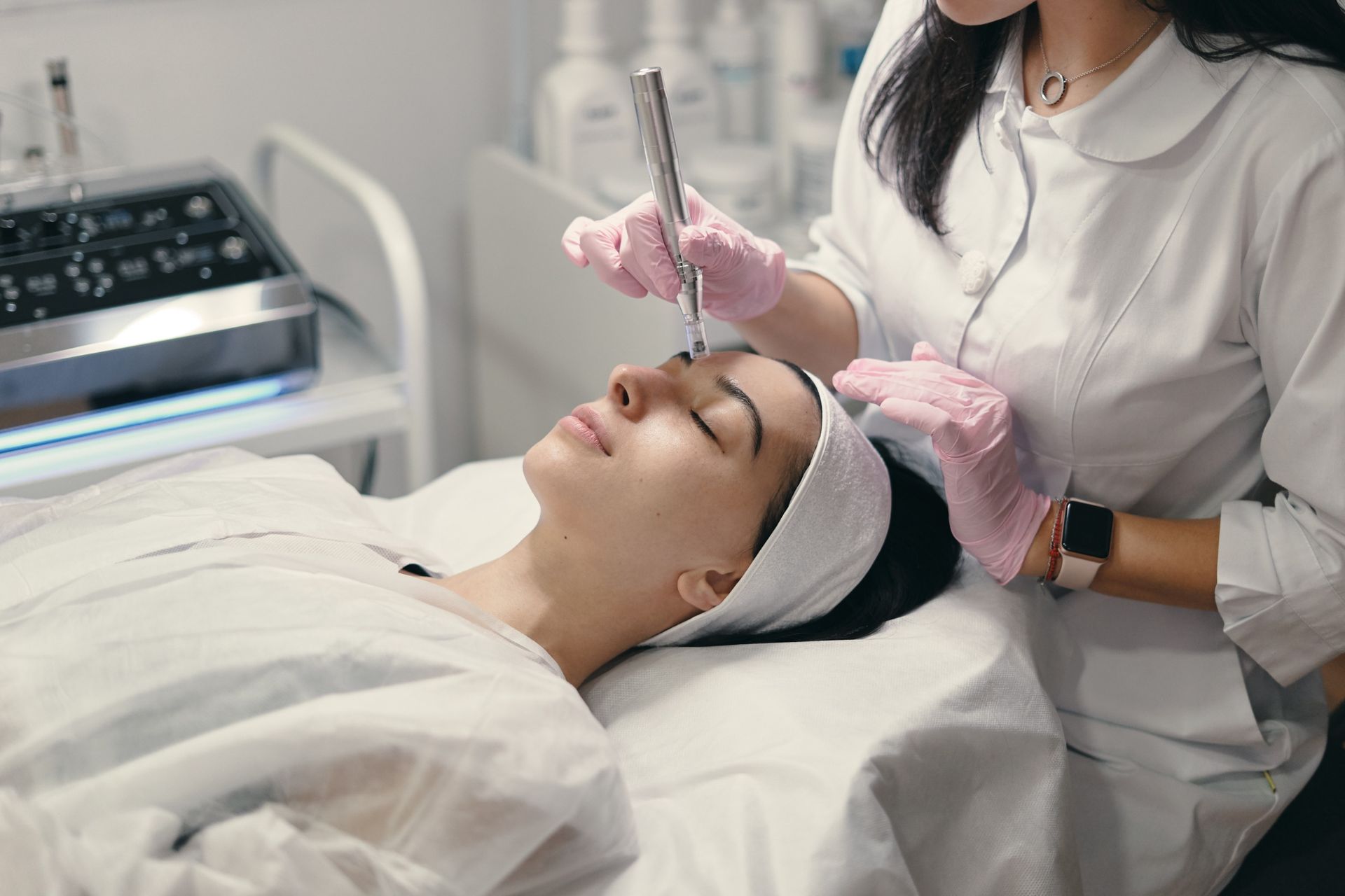 Una mujer está recibiendo un tratamiento facial en un salón de belleza.