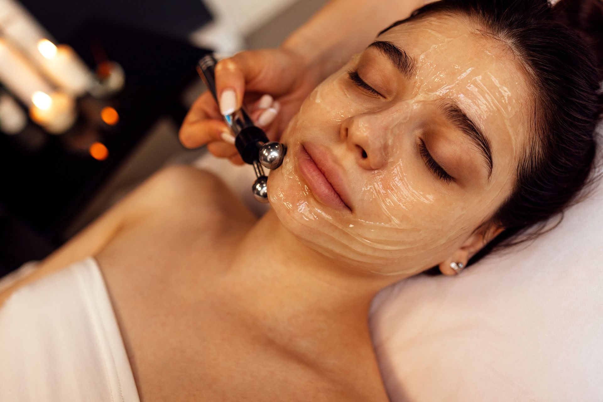 Una mujer está recibiendo un tratamiento facial en un spa.