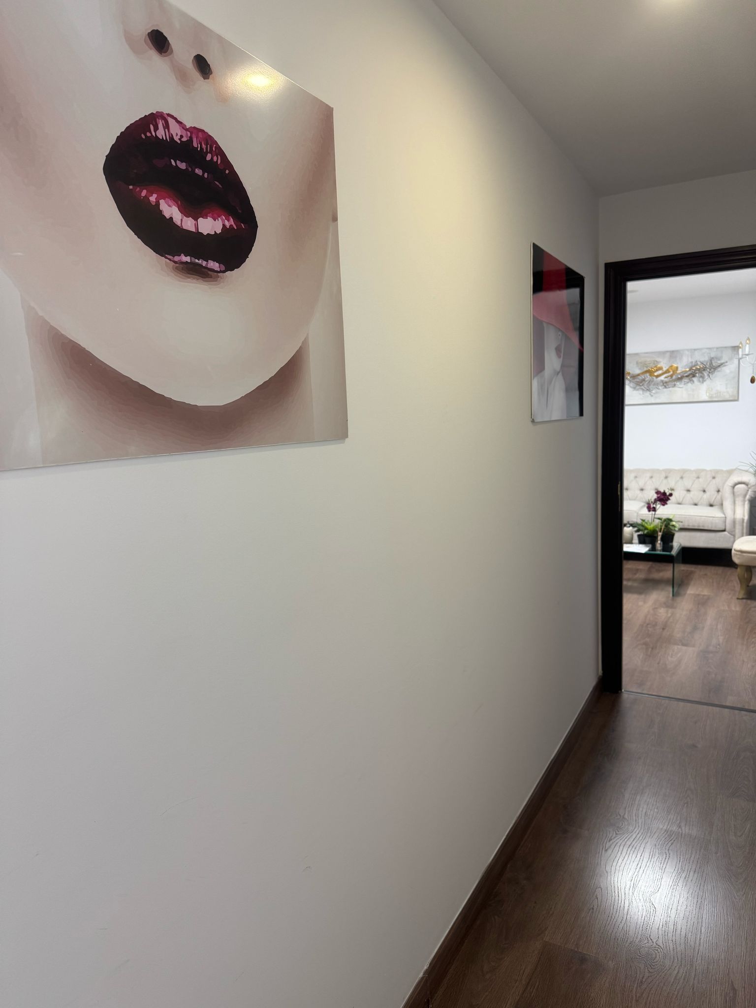 Un pasillo con una imagen del rostro de una mujer en la pared.