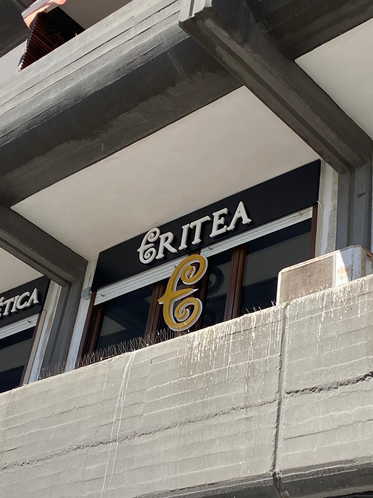 Un edificio con un cartel que dice Eritea.