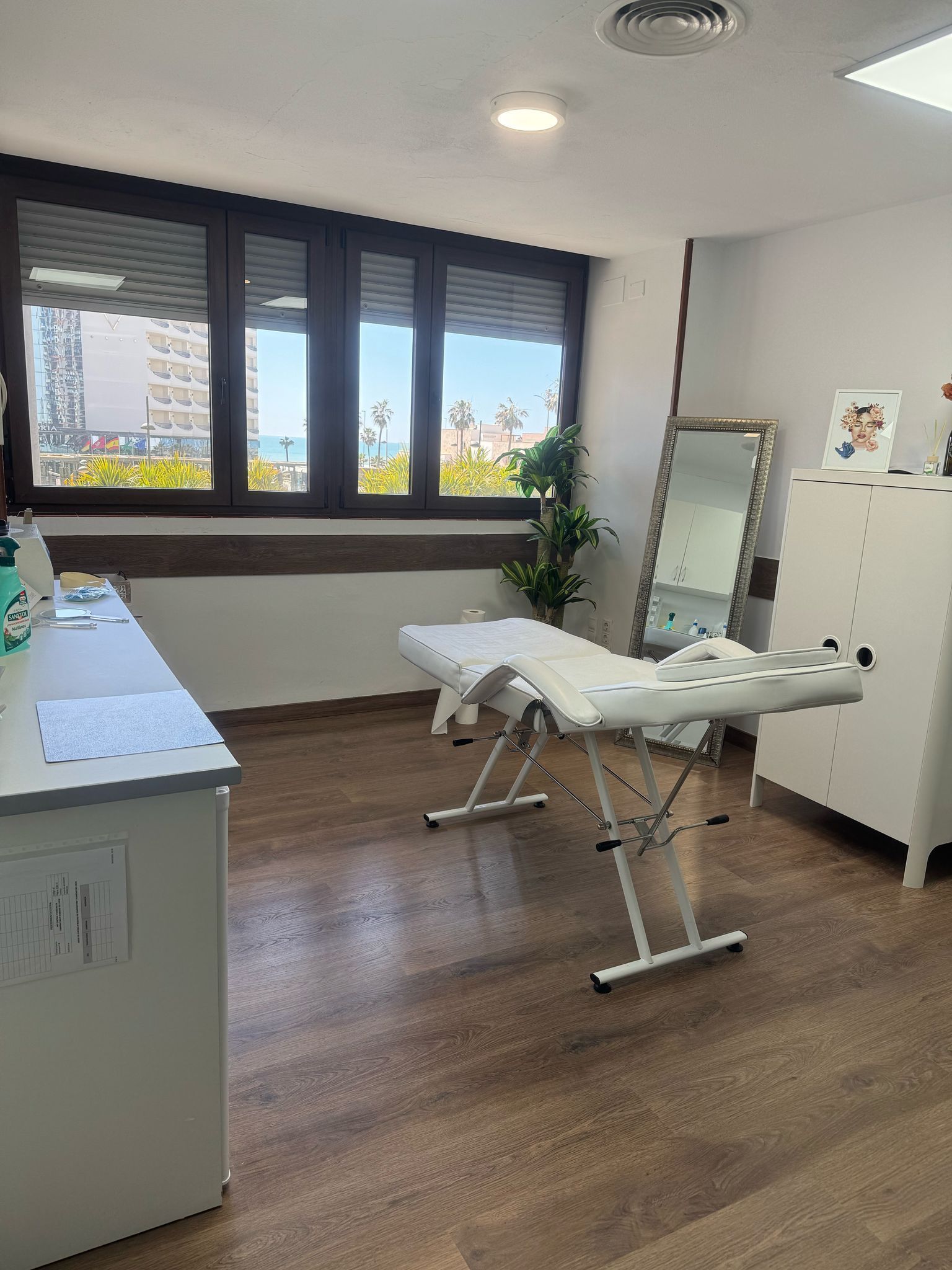 Una habitación con una mesa y un espejo.