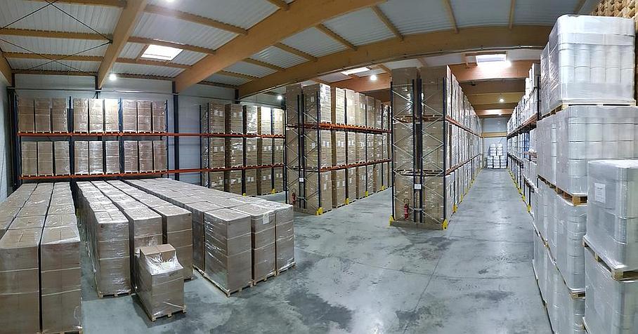 Intérieur d'un entrepôt de stockage avec des rayons remplis de cartons