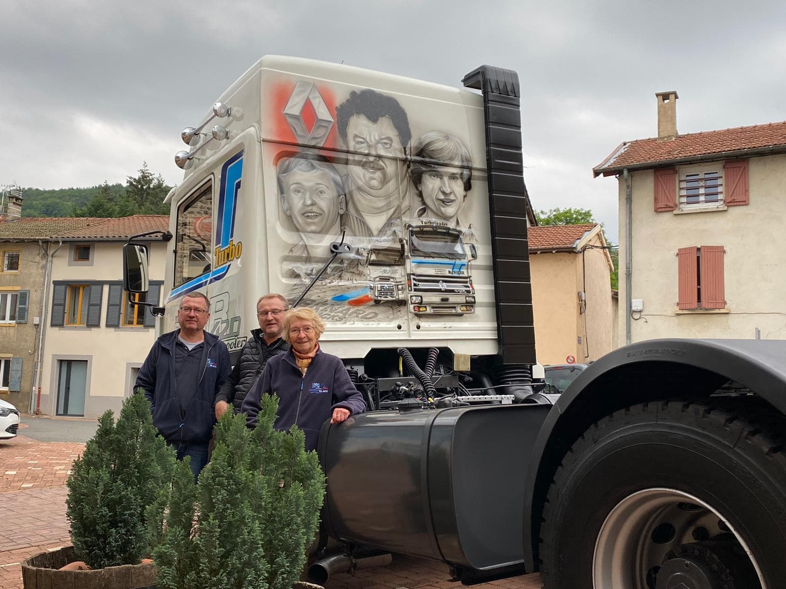 3 salariés de l'entreprise posent devant un camion