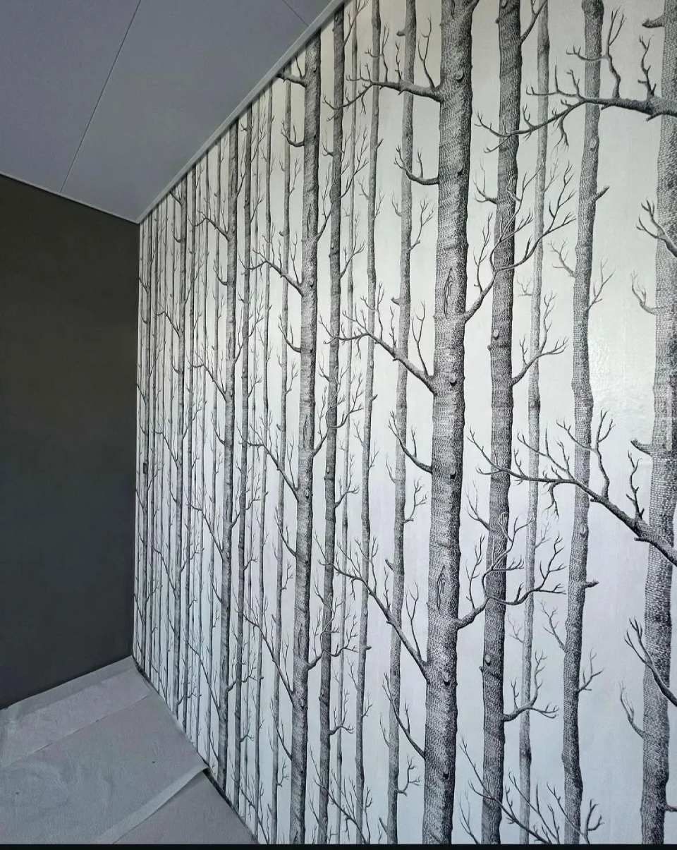 Papier peint avec motifs.