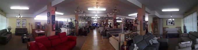 Una sala de exposición de muebles amplia y bien iluminada que ofrece una variedad de sofás, camas.
