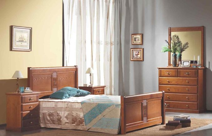 Un dormitorio moderno con una cama de madera clara, ropa de cama en tonos neutros, mesitas de noche.