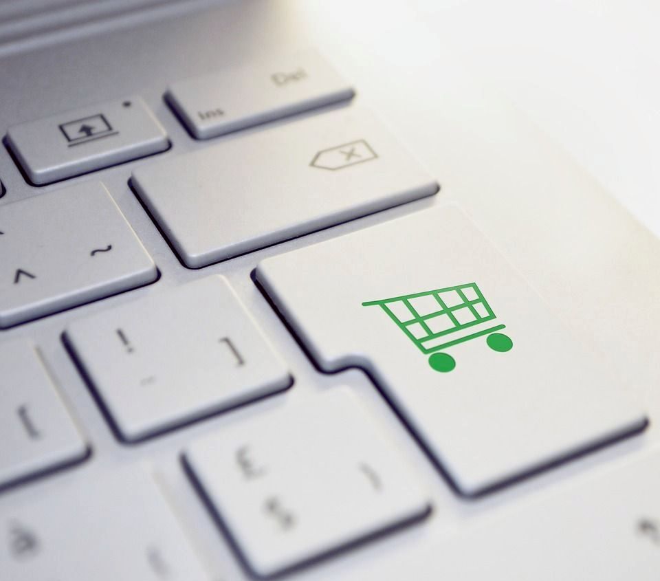 Eine weiße Tastatur mit einer grünen Einkaufswagen-Taste