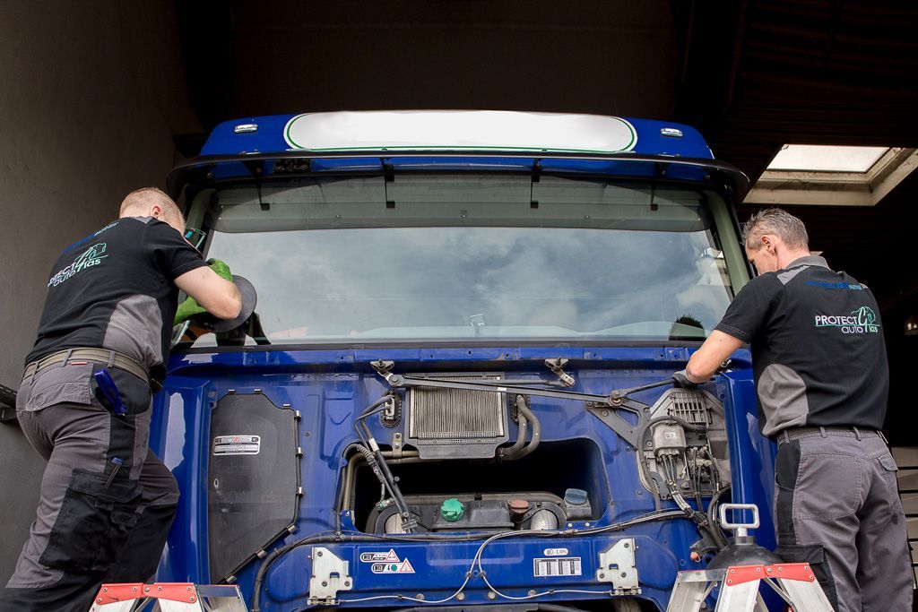 Eine kaputte Windschutzscheibe eines Autos mit einem Loch darin