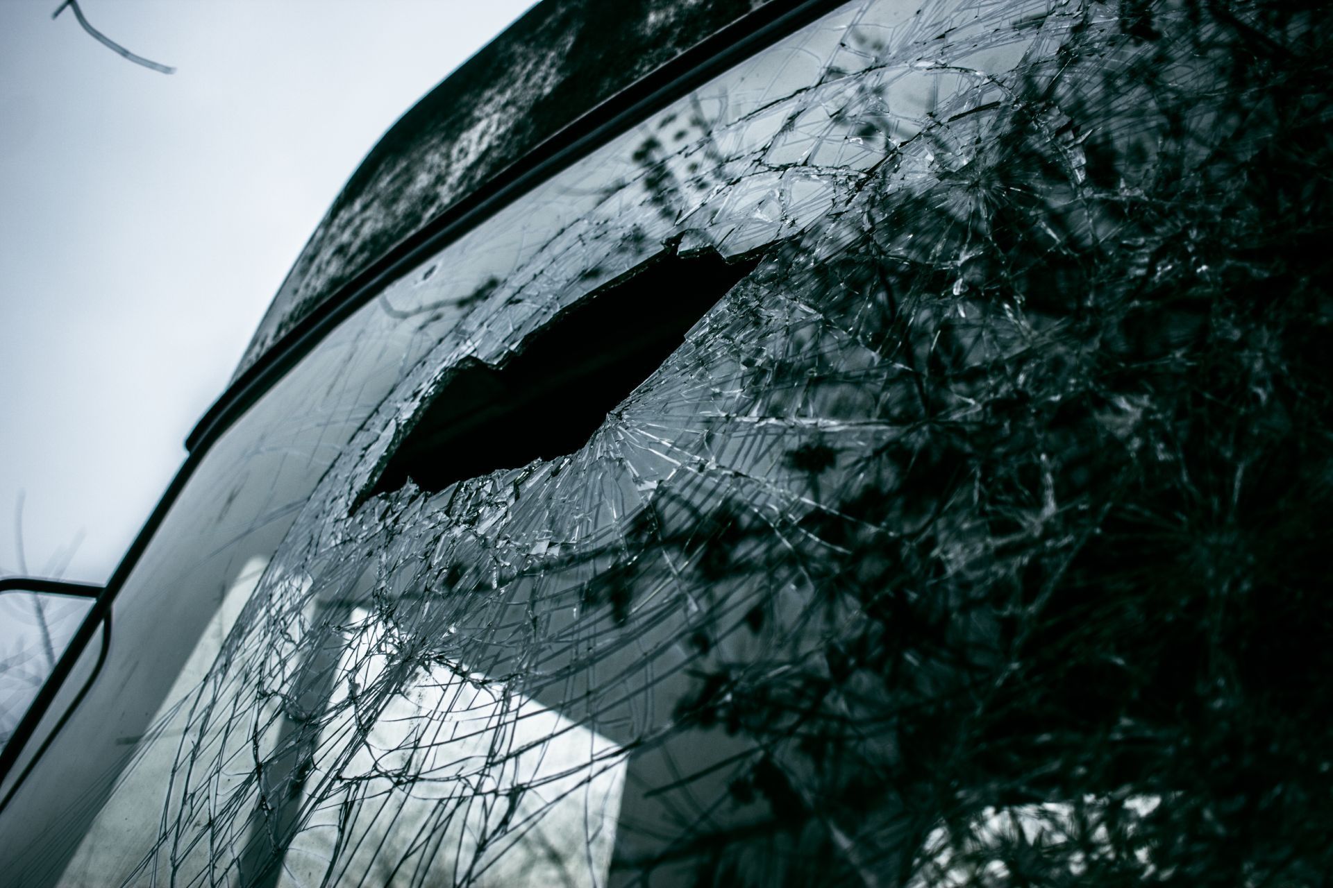 Ein Mann montiert eine Windschutzscheibe an einem Auto.