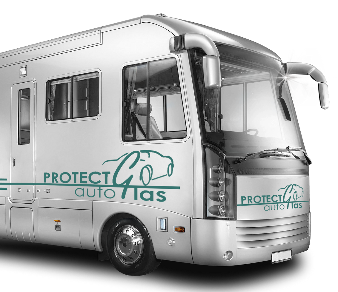 Bus mit der Aufschrift „Protect Auto Glas“ an der Seite