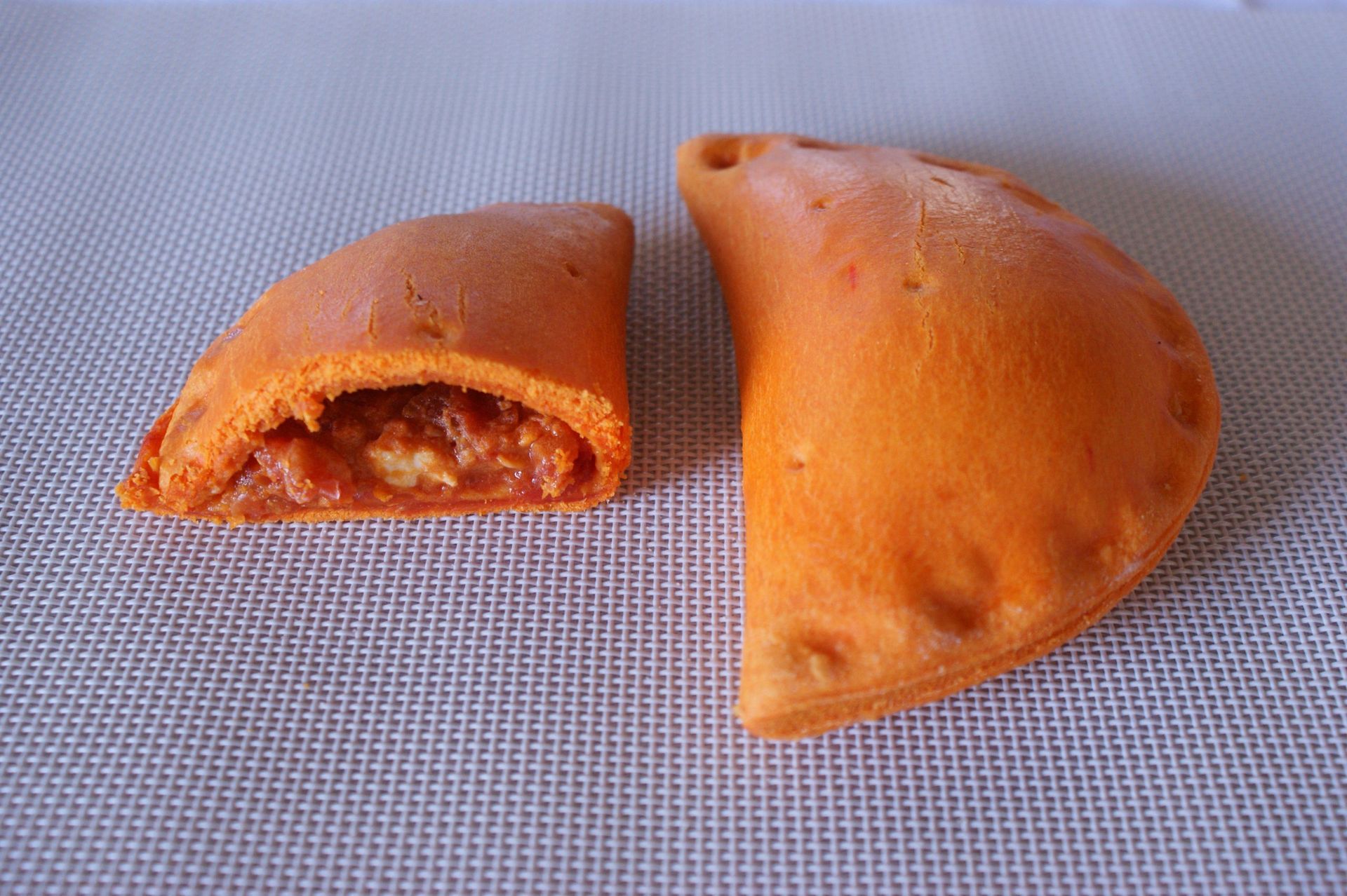 Un primer plano de dos pasteles de naranja sobre una mesa.