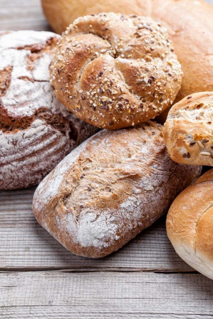 Hay muchos tipos diferentes de pan en la mesa.