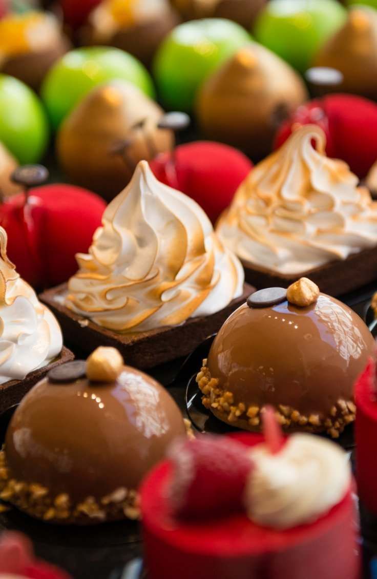 Una variedad de postres están sentados en una mesa.