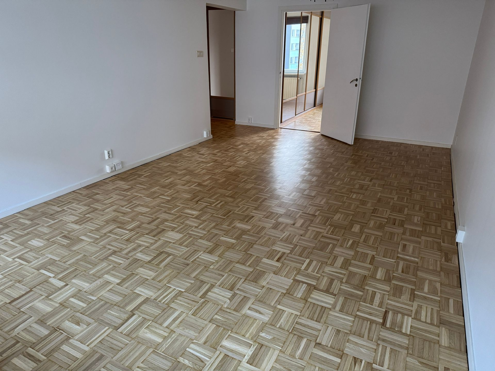 Lattian laminaatin uusiminen huoneistoon pääkaupunkiseudulla.