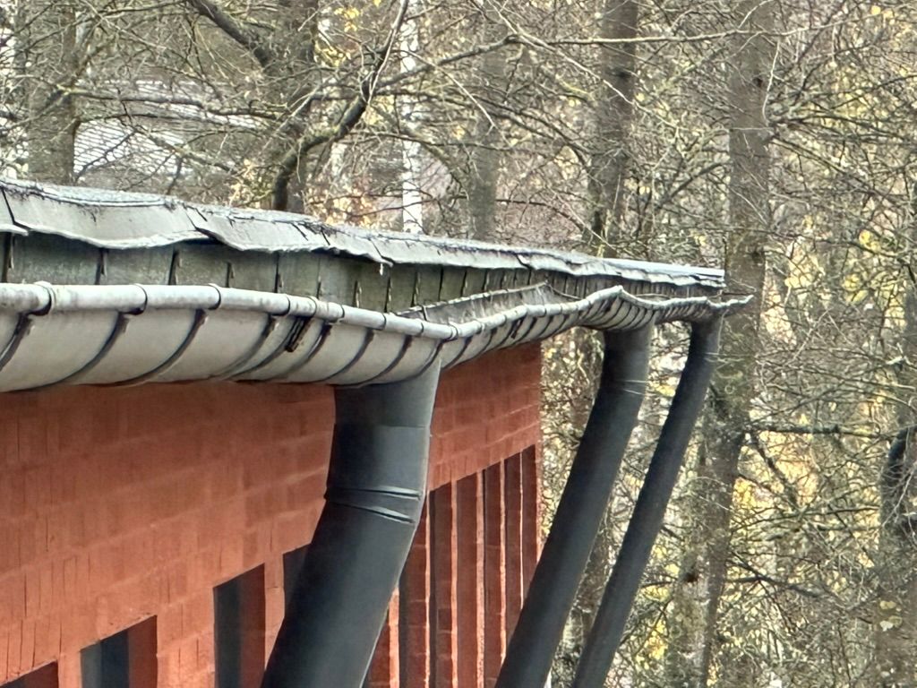 Katon rännityksen uusiminen ja korjaus tiilitaloon.