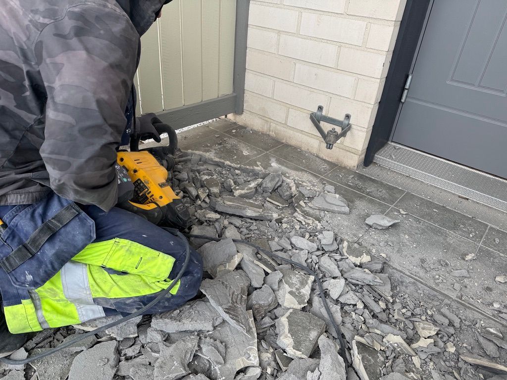 Pihan ulkopuolen laatoituksen saneeraus ja korjaus omakotitaloon.