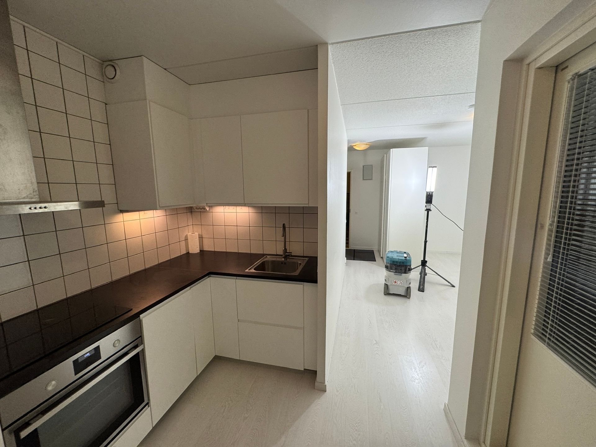 Moderni keittiöremontti sijoitusasunnossa Vantaan Myyrmäessä – kustannustehokas tapa nostaa asunnon vuokratasoa.