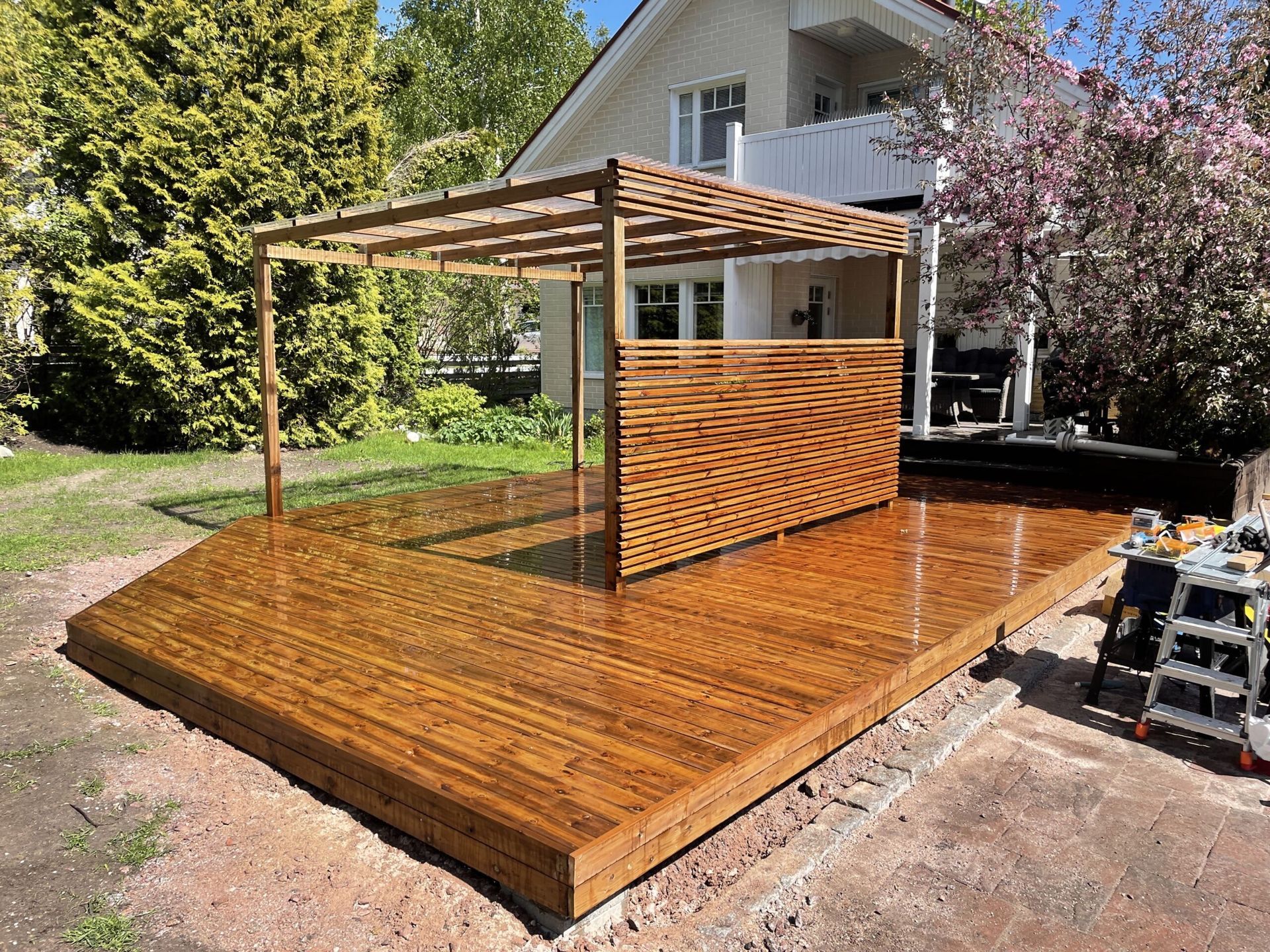 Pihan remontointityöt ja uuden terassin tekeminen ja käsittely.