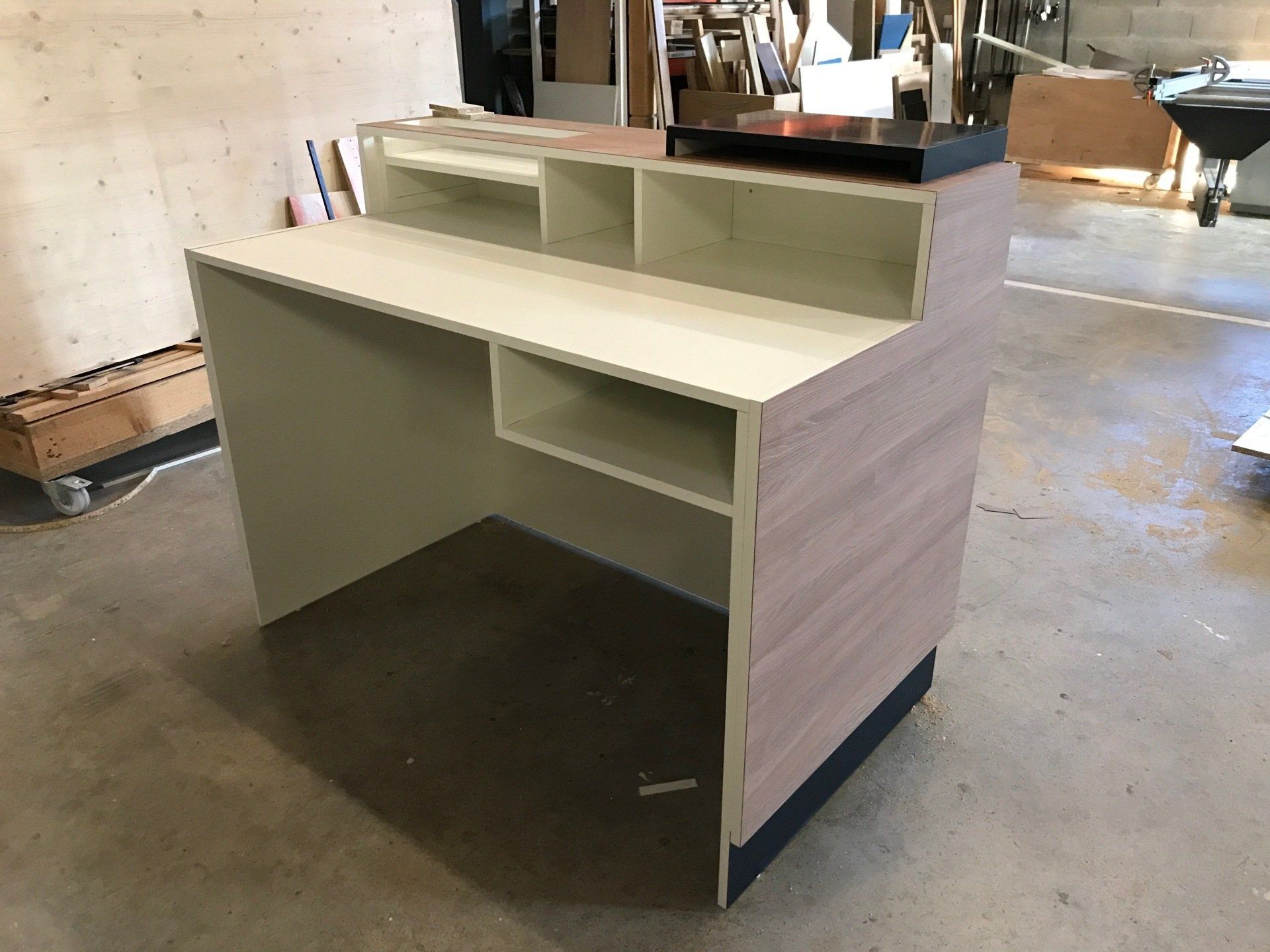 Comptoir de réception en bois