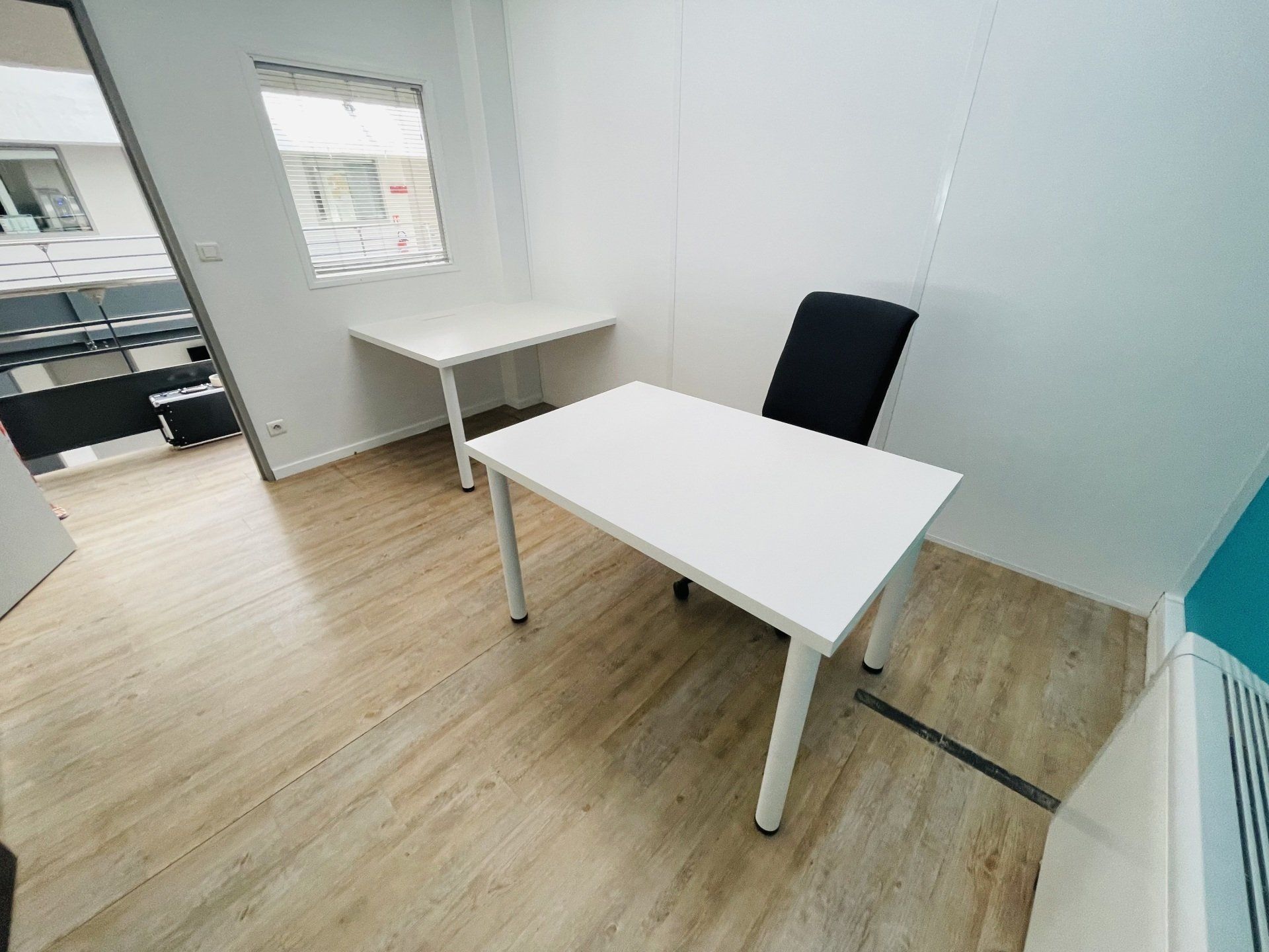 Petite table blanche