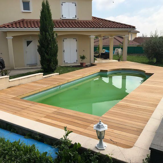Contour de piscine en bois