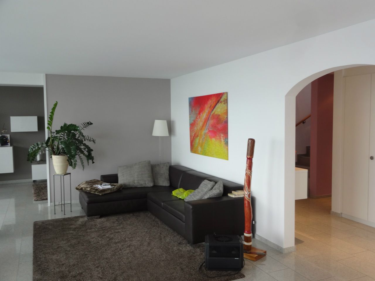 Wohnzimmer grau streichen - nu.me.ro GmbH in Oberägeri