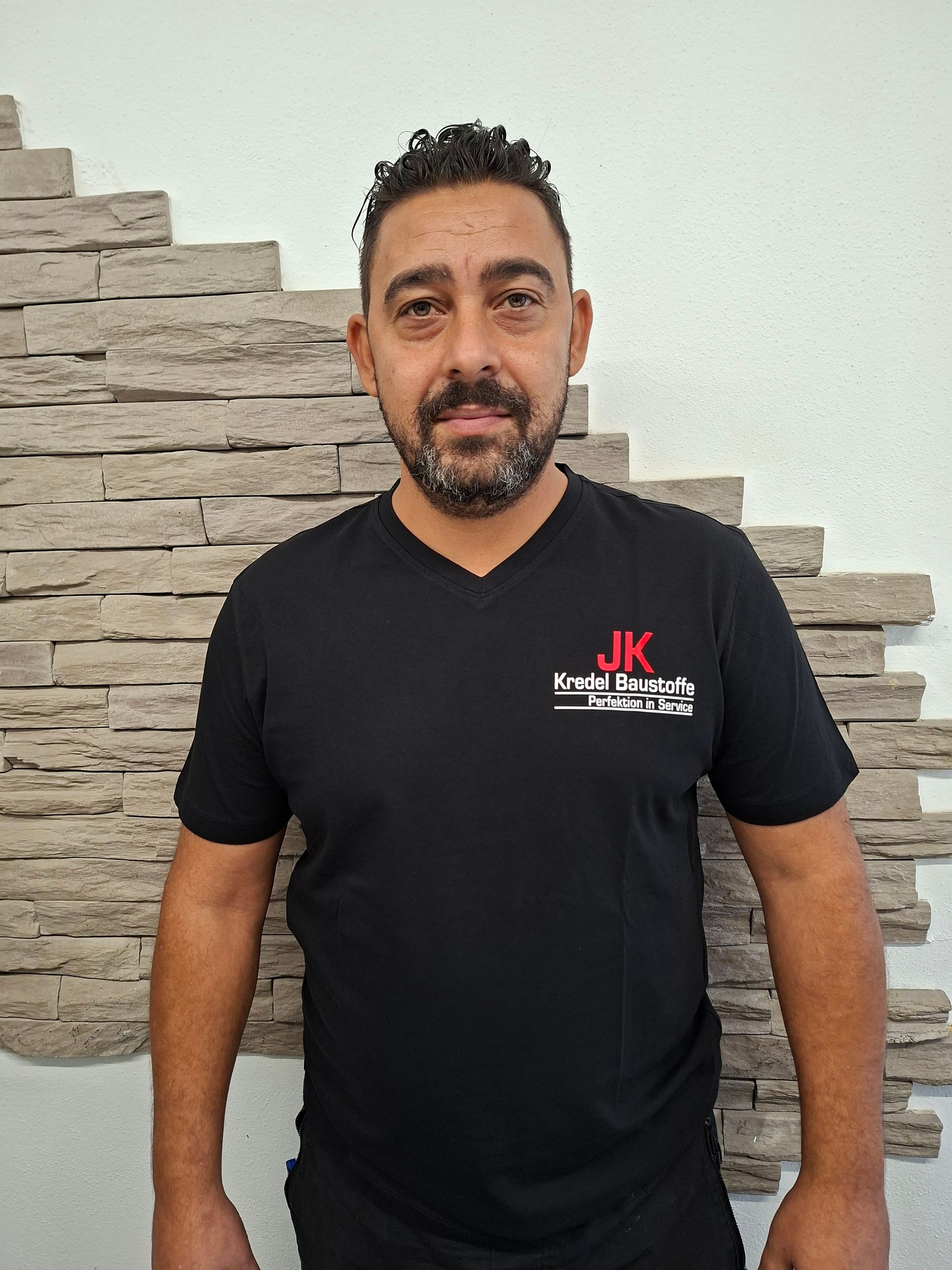 Porträt von Sefa Akpinar, Mitarbeiter der JK Kredel Baustoffe