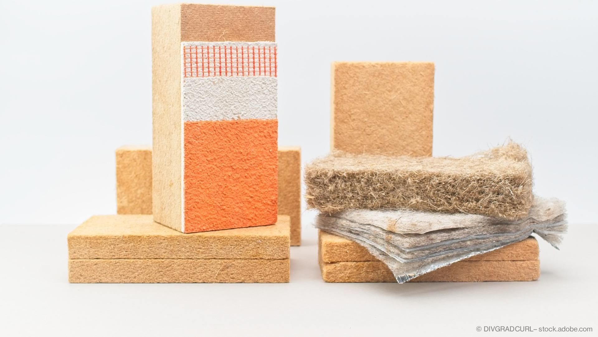Baustoffe aus Naturfasern und Dämmmaterialien auf weißem Hintergrund