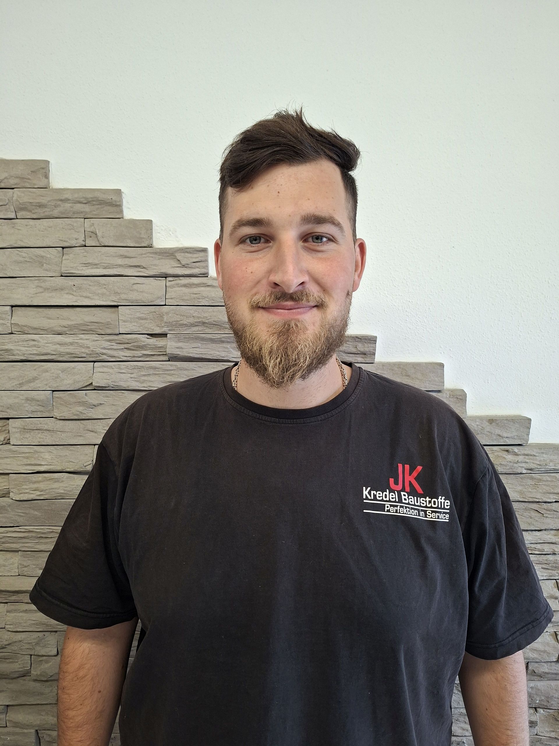 Porträt von Enrico, Mitarbeiter der JK Kredel Baustoffe