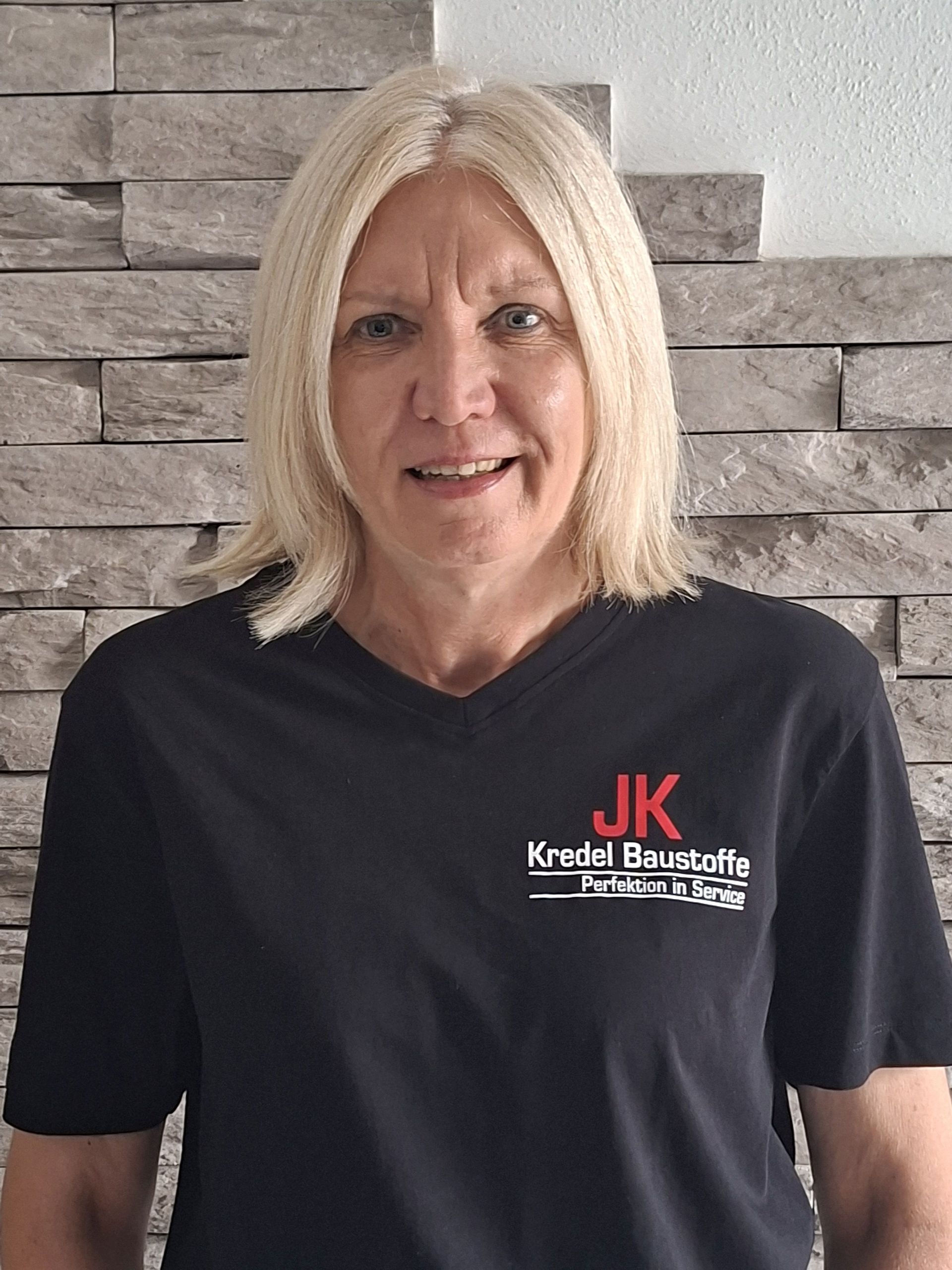 Porträt von Heike, Mitarbeiterin der JK Kredel Baustoffe