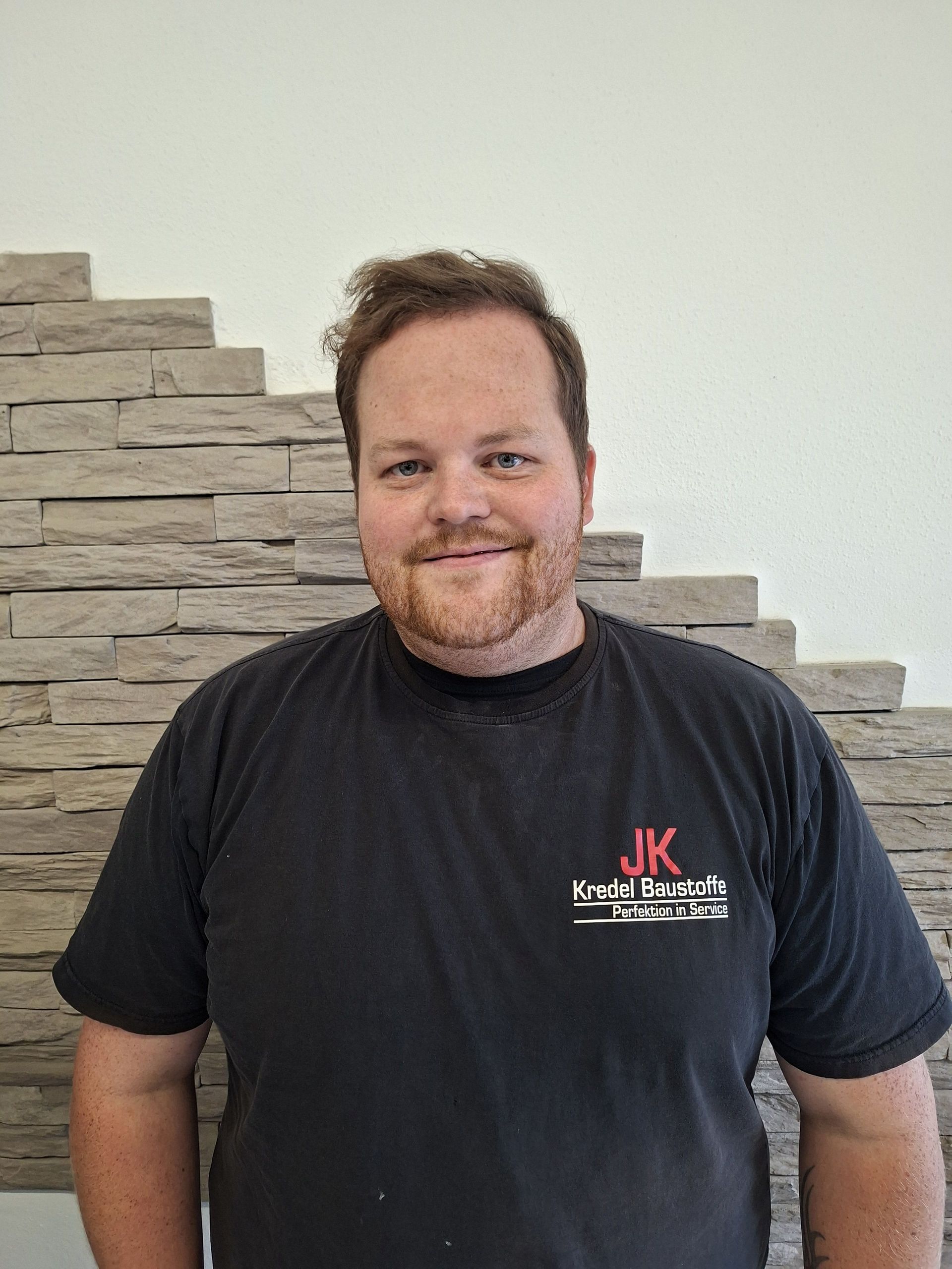 Porträt von Kevin, Mitarbeiter der JK Kredel Baustoffe