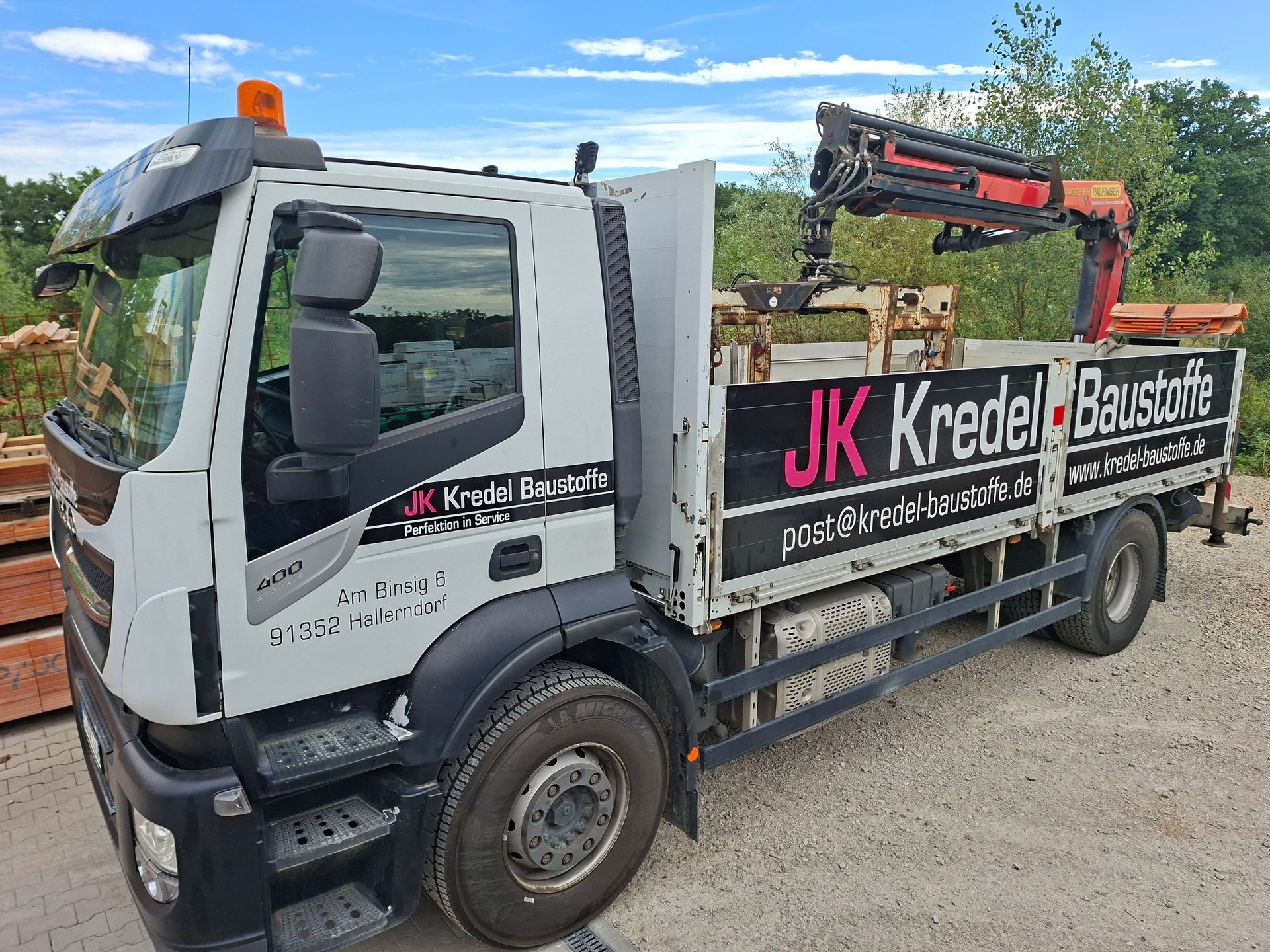 JK Kredel Baustoffe – Iveco-Lkw mit Ladekran auf dem Firmengelände