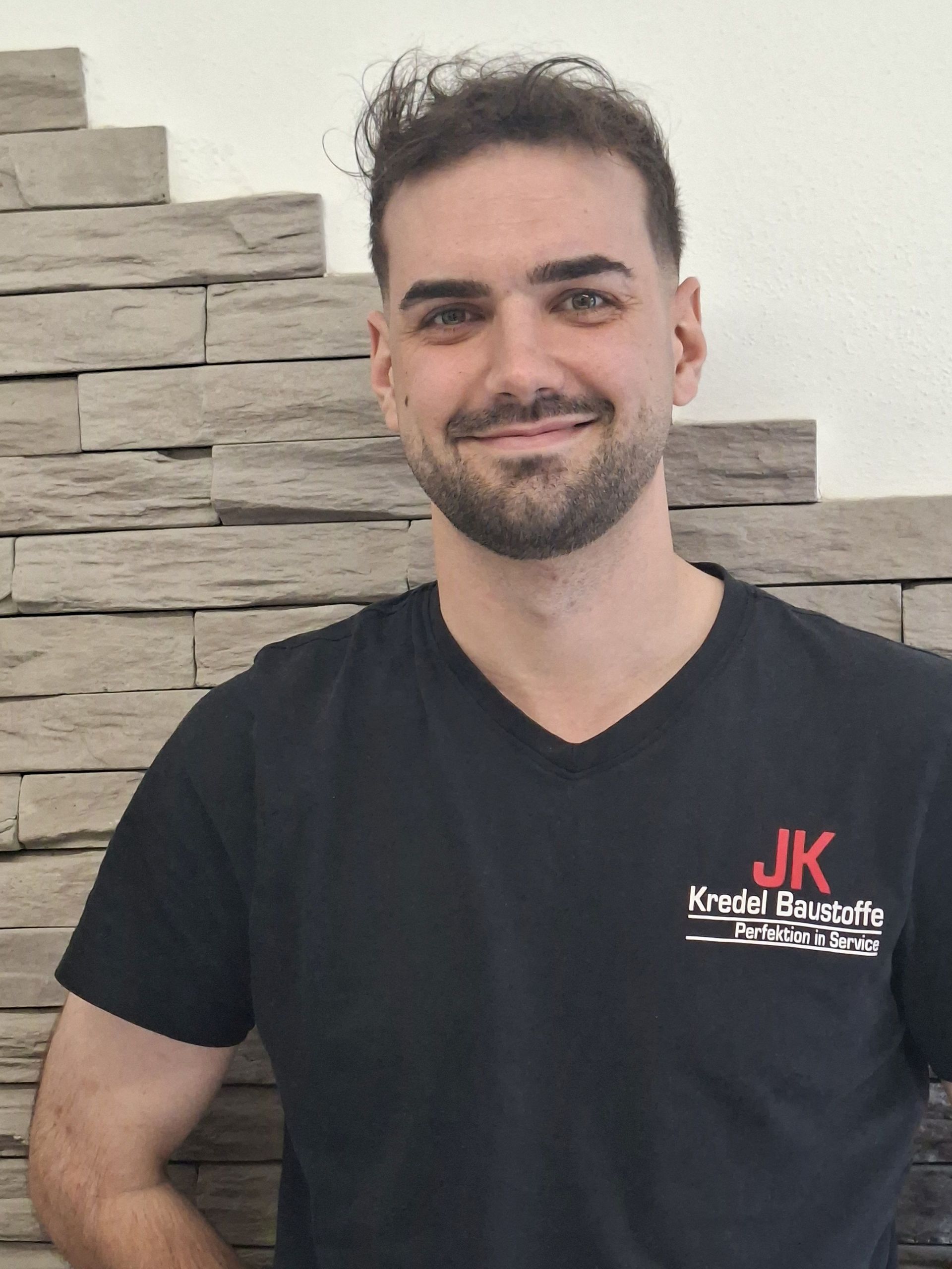 Porträt von Noah, Mitarbeiter der JK Kredel Baustoffe