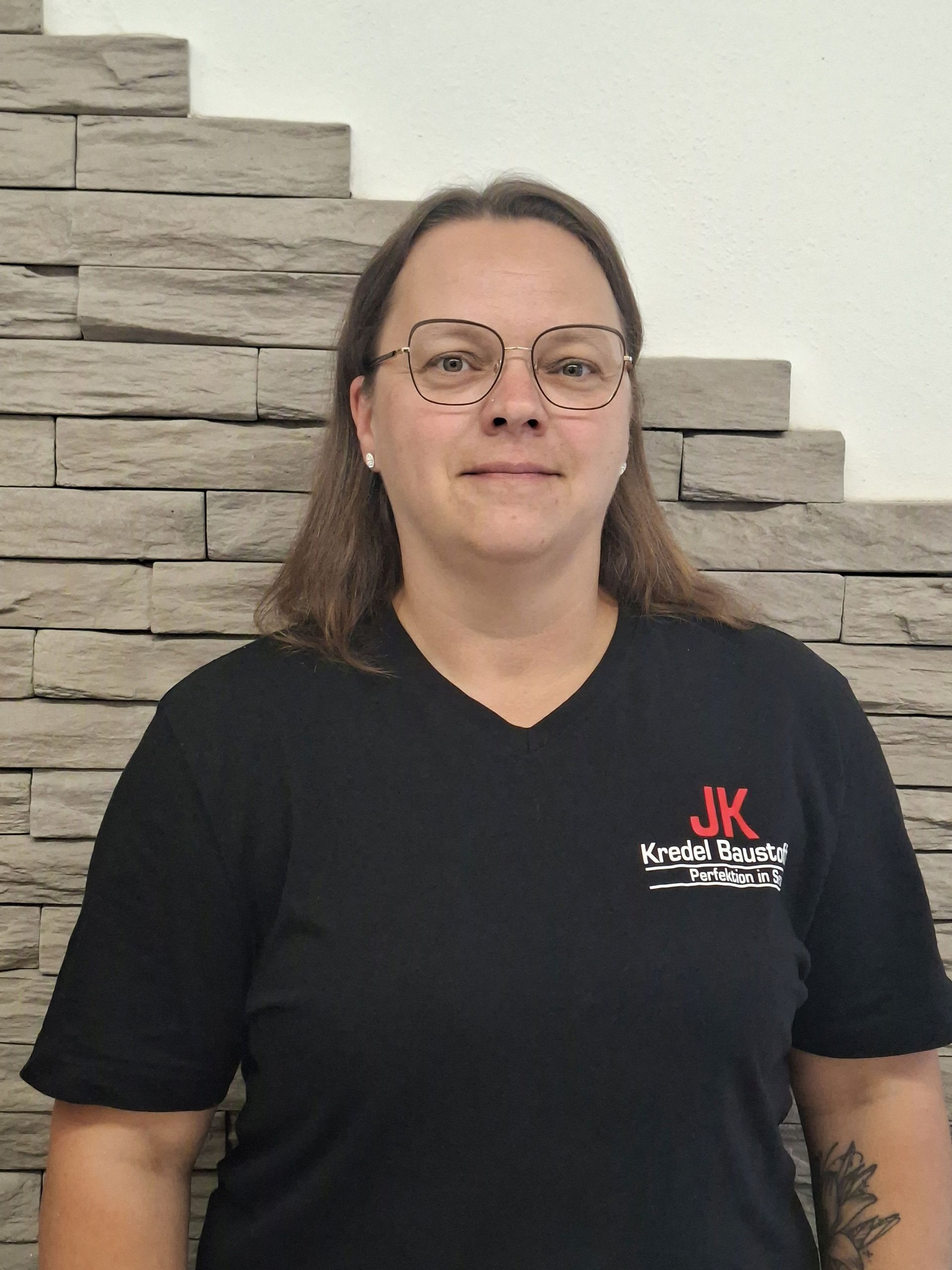 Porträt von Petra, Mitarbeiterin der JK Kredel Baustoffe