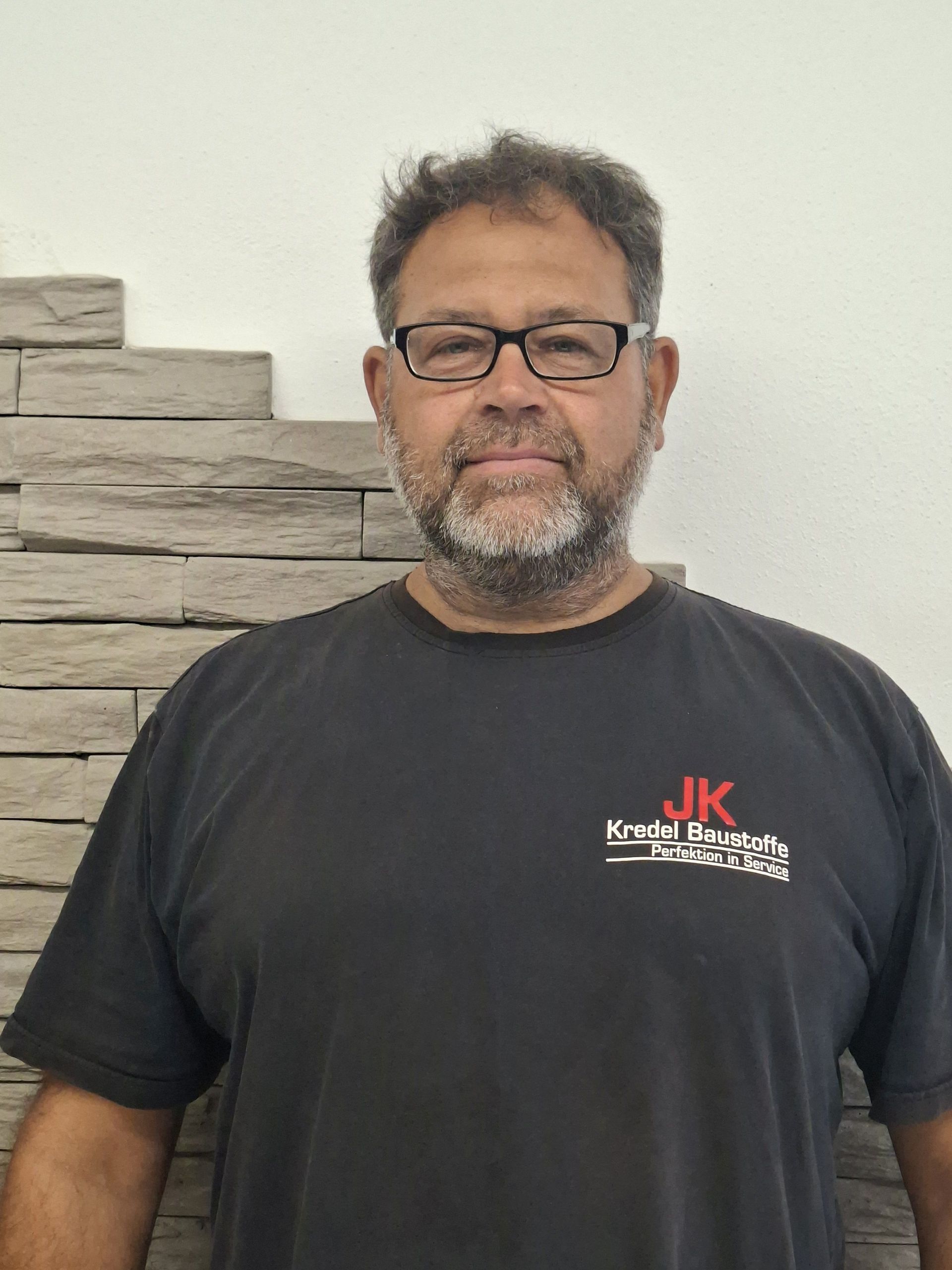 Porträt von Rudi, Mitarbeiter der JK Kredel Baustoffe
