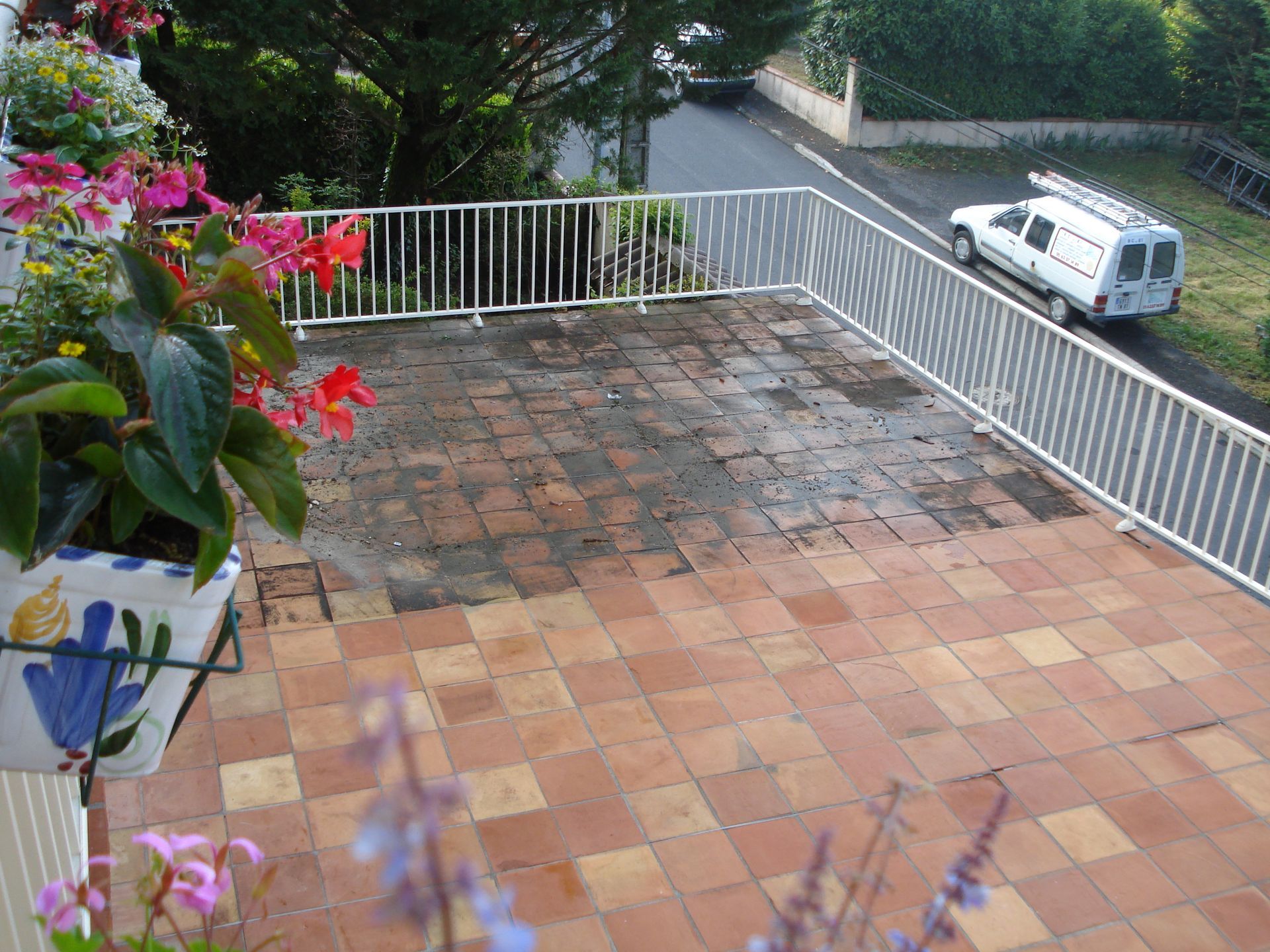 Nettoyage d'une terrasse en carrelage en cours