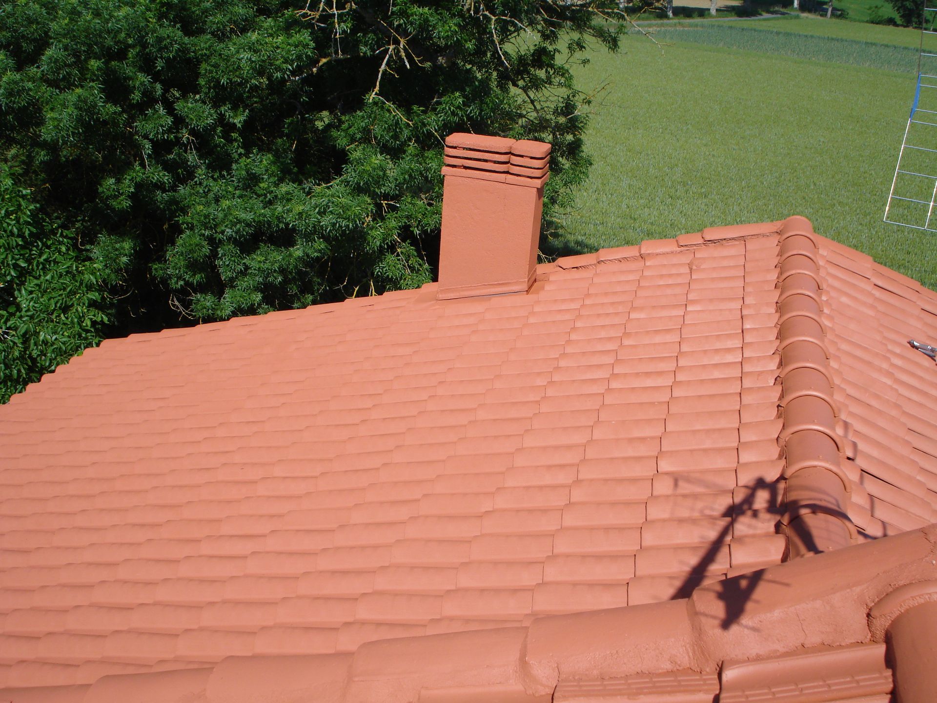 Toiture finalisée avec la pose d'hydrofuge coloré.