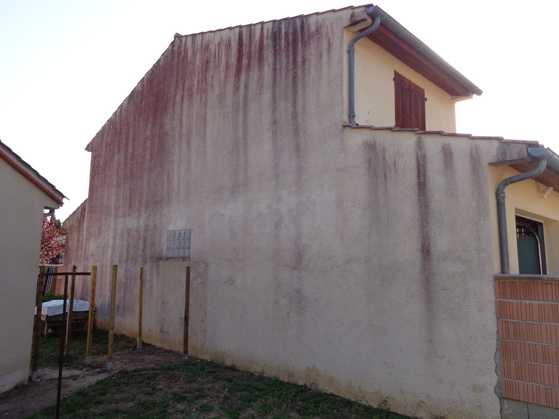 Façade avant le nettoyage.