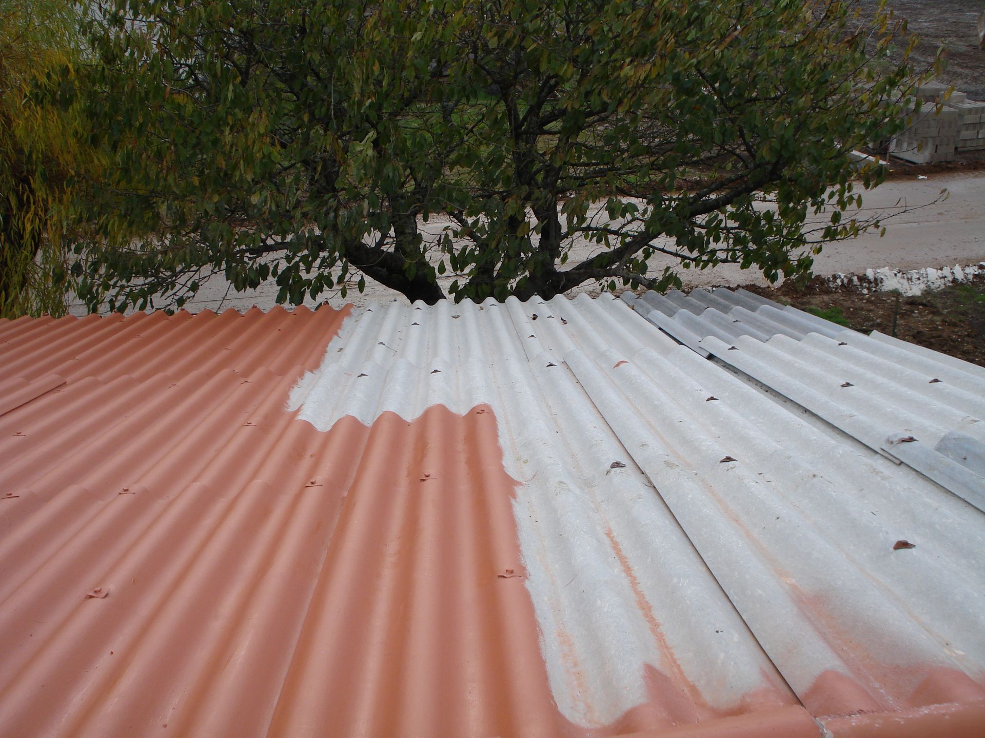 Pose de traitement hydrofuge coloré sur plaque.