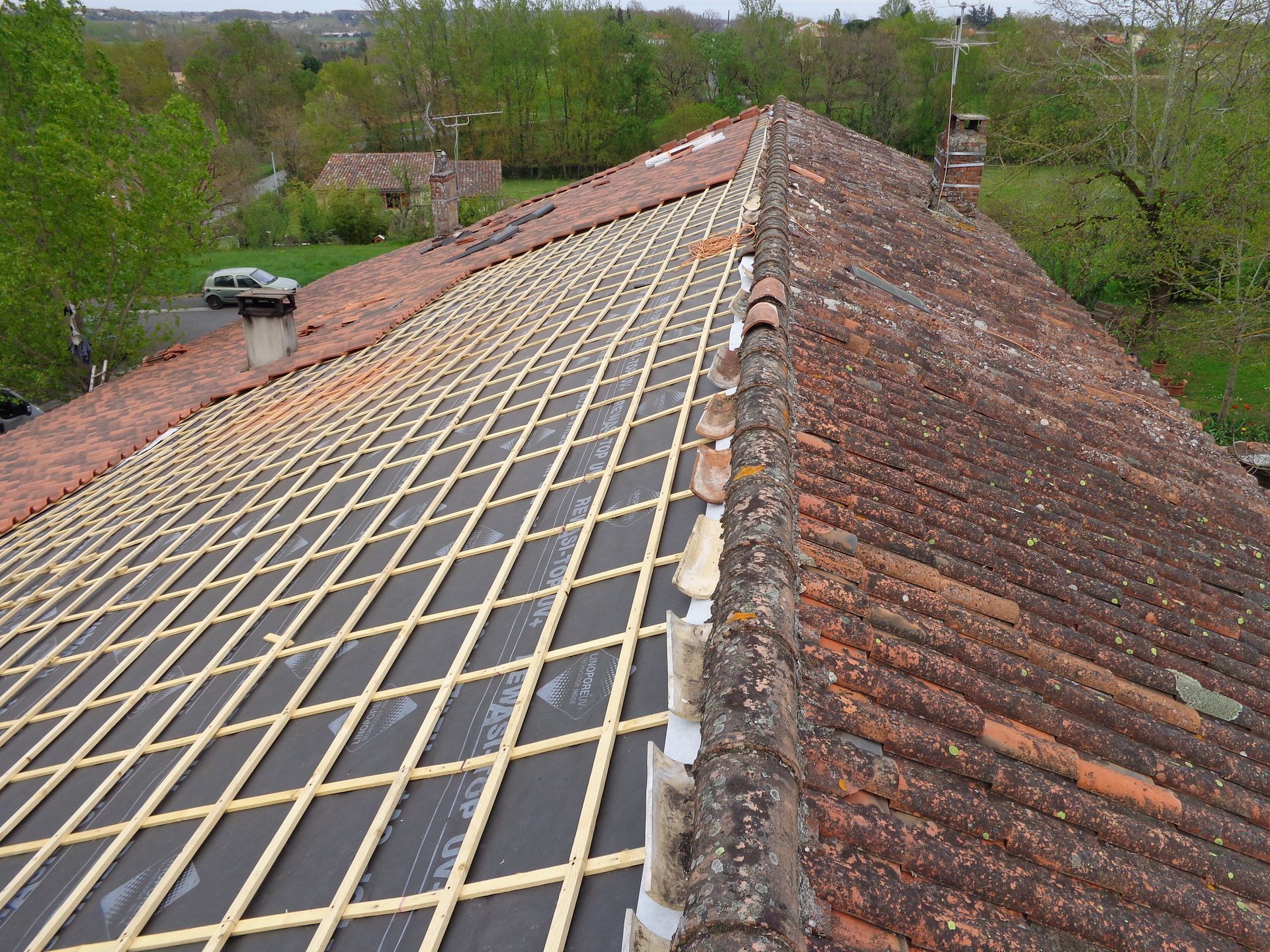 Réfection d'une partie d'un toit avec pose de  nouvelles tuiles.