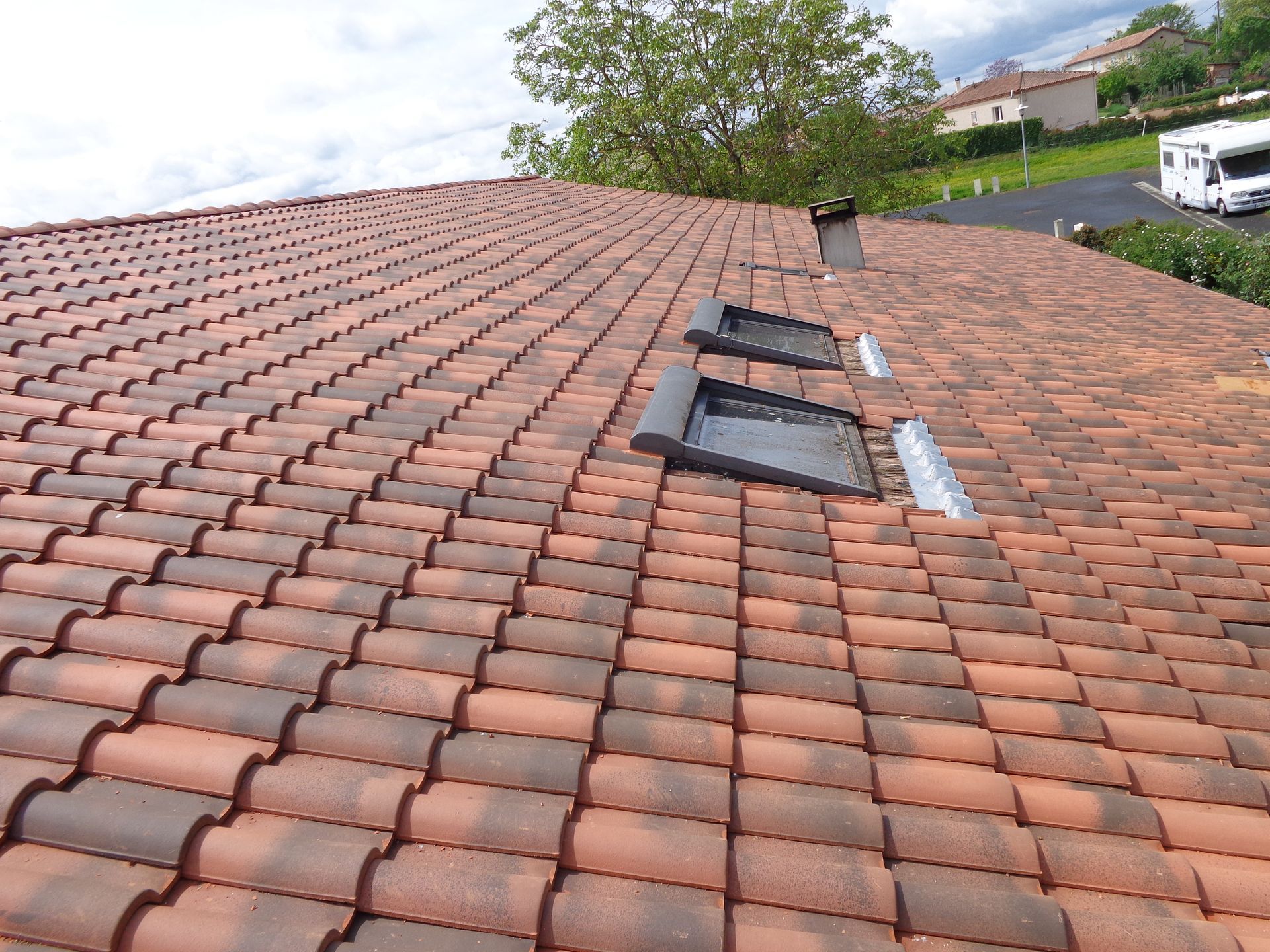 Toiture en tuile avec deux fenêtres de toit