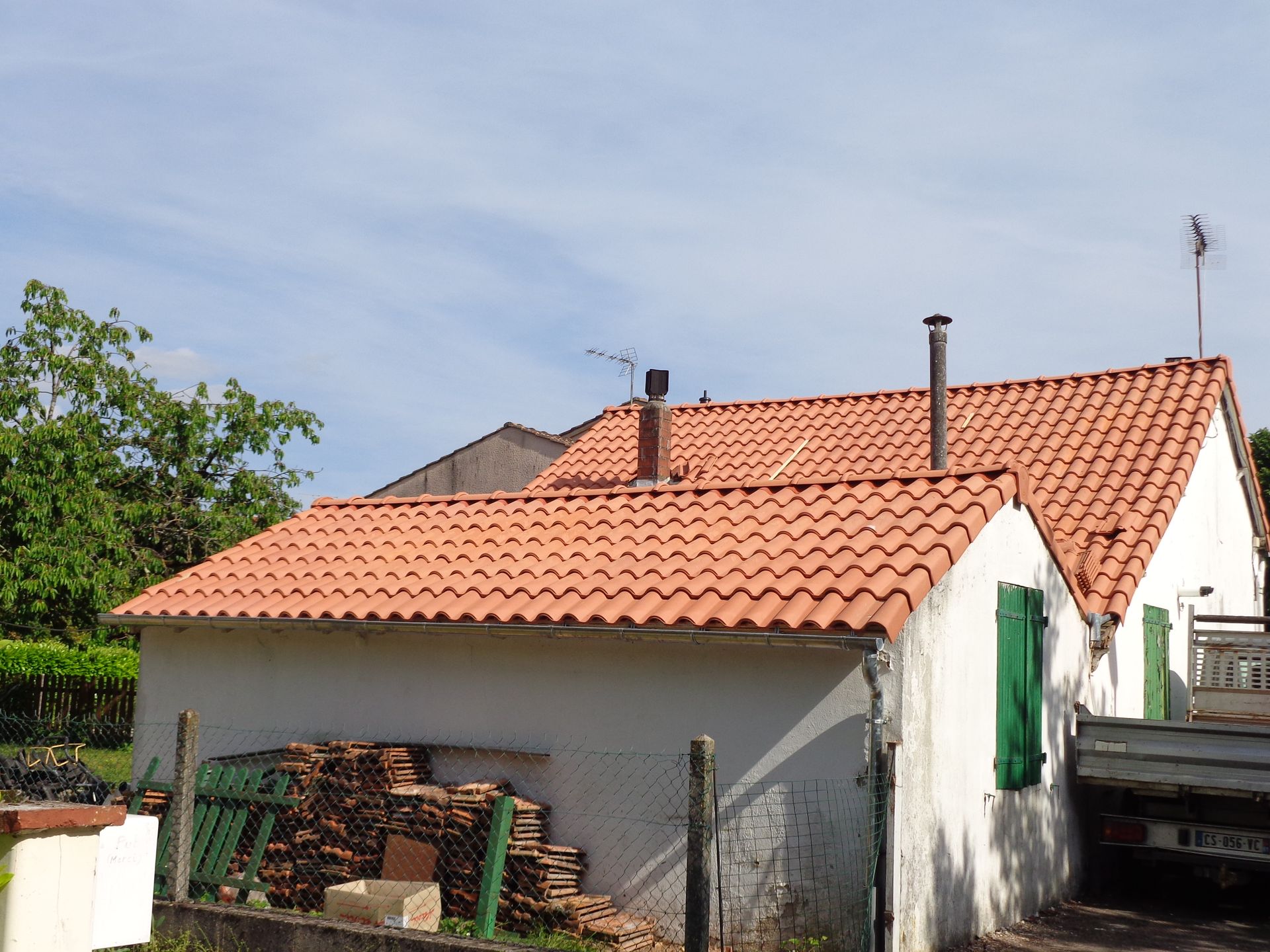 Toit d'une dépendance finalisé.