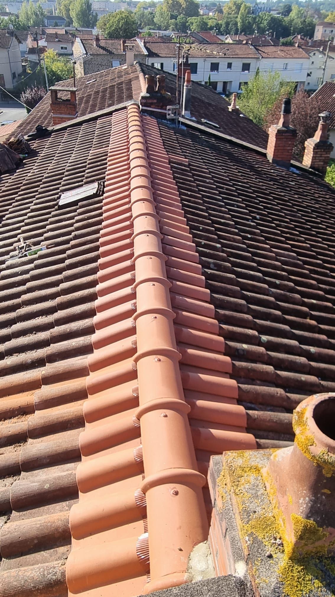 Pose de faitage finalisé sur une toiture.