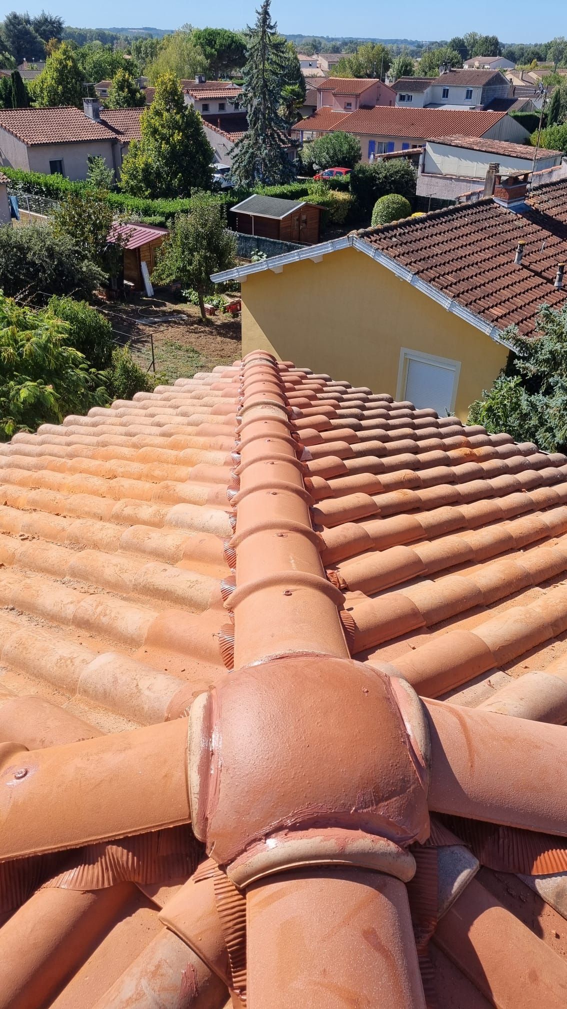 Haut de la toiture en tuile finalisé.